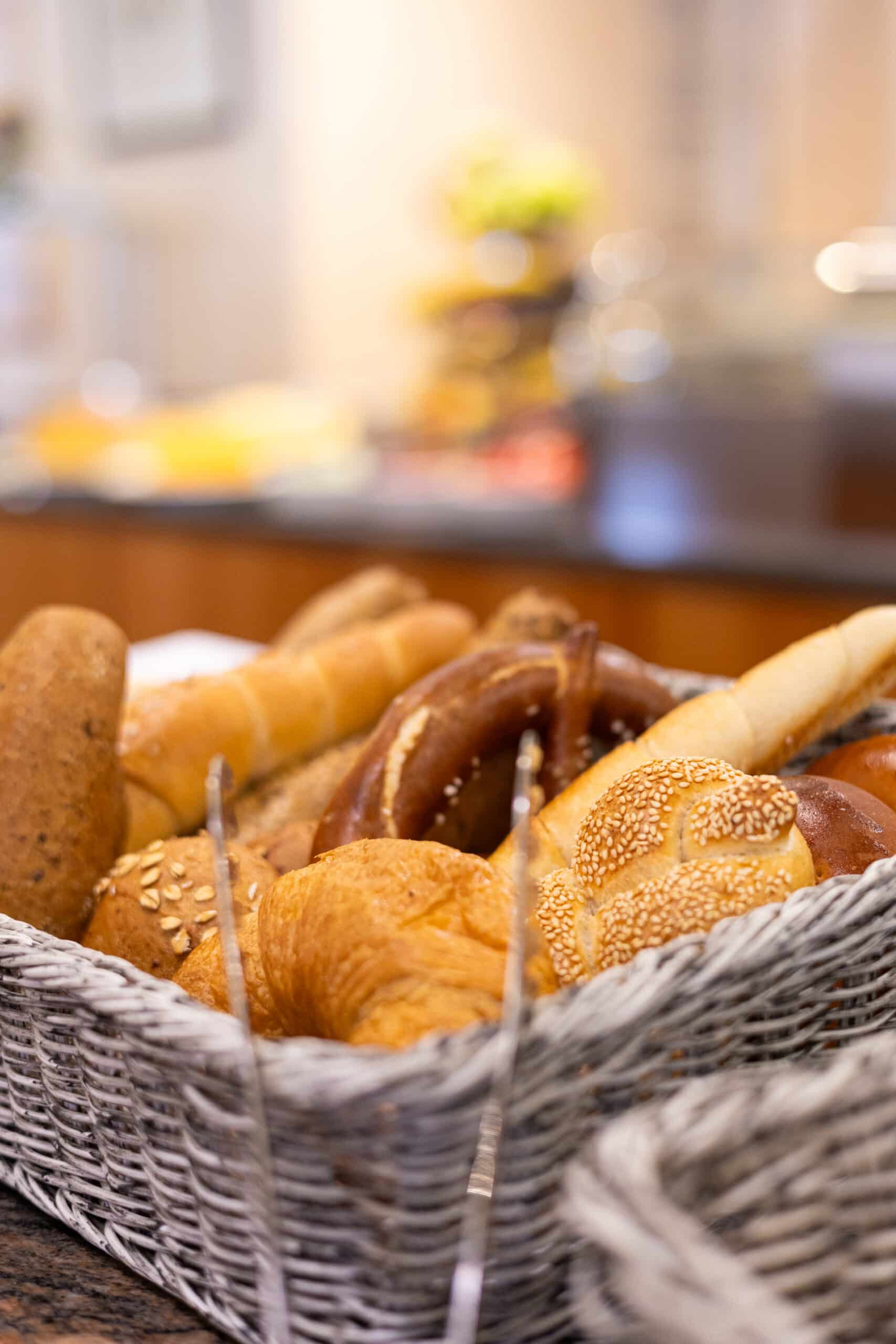 Frühstück_Restaurant_Bischofsmütze Final-11 Gebäck beim Frühstücksbuffet