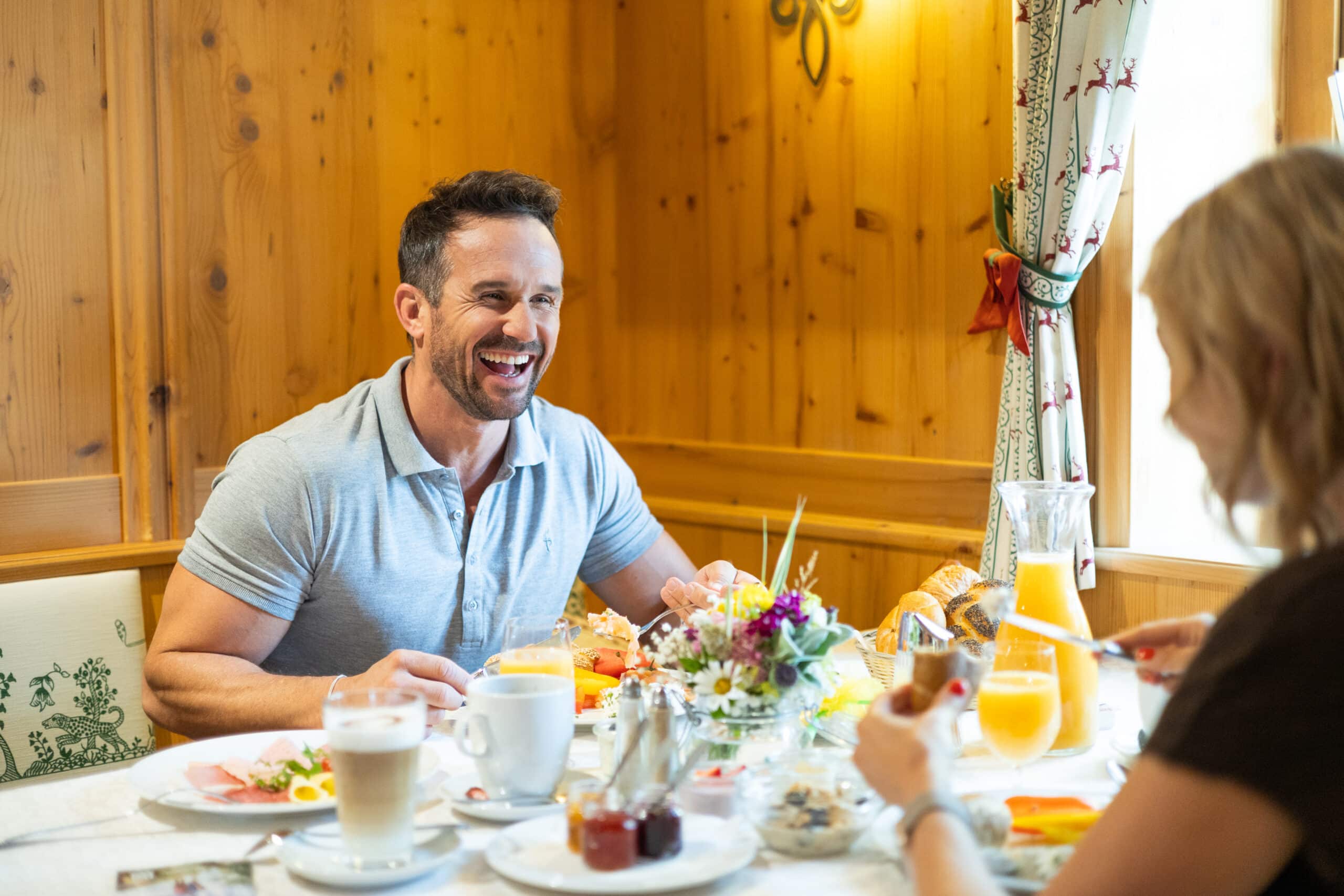 Frühstück_Restaurant_Bischofsmütze Final-14 Gäste beim Frühstücksbuffet mit regionalen frischen Produkten