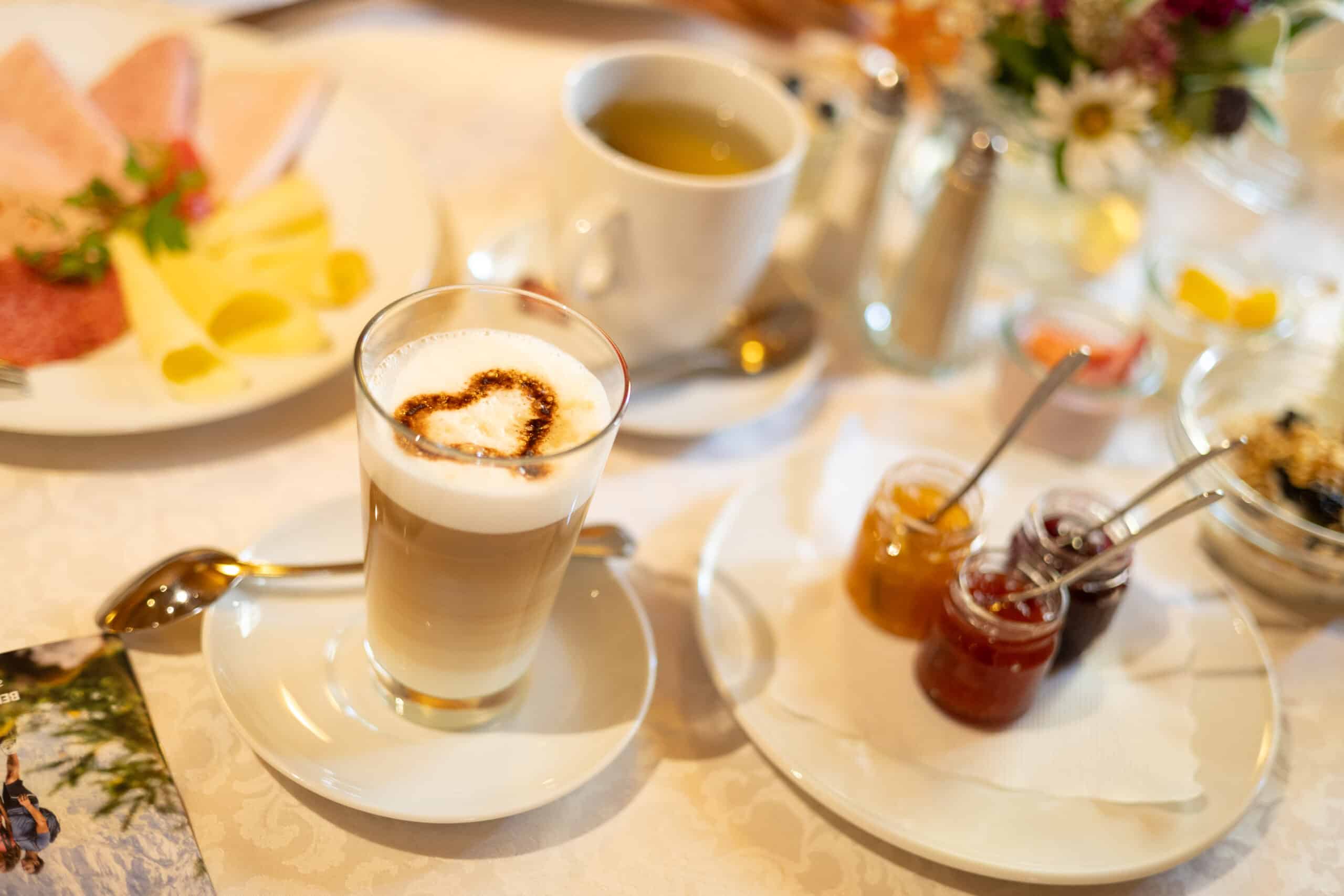 Frühstück_Restaurant_Bischofsmütze Final-15 Frühstück mit Kaffee vom Buffet