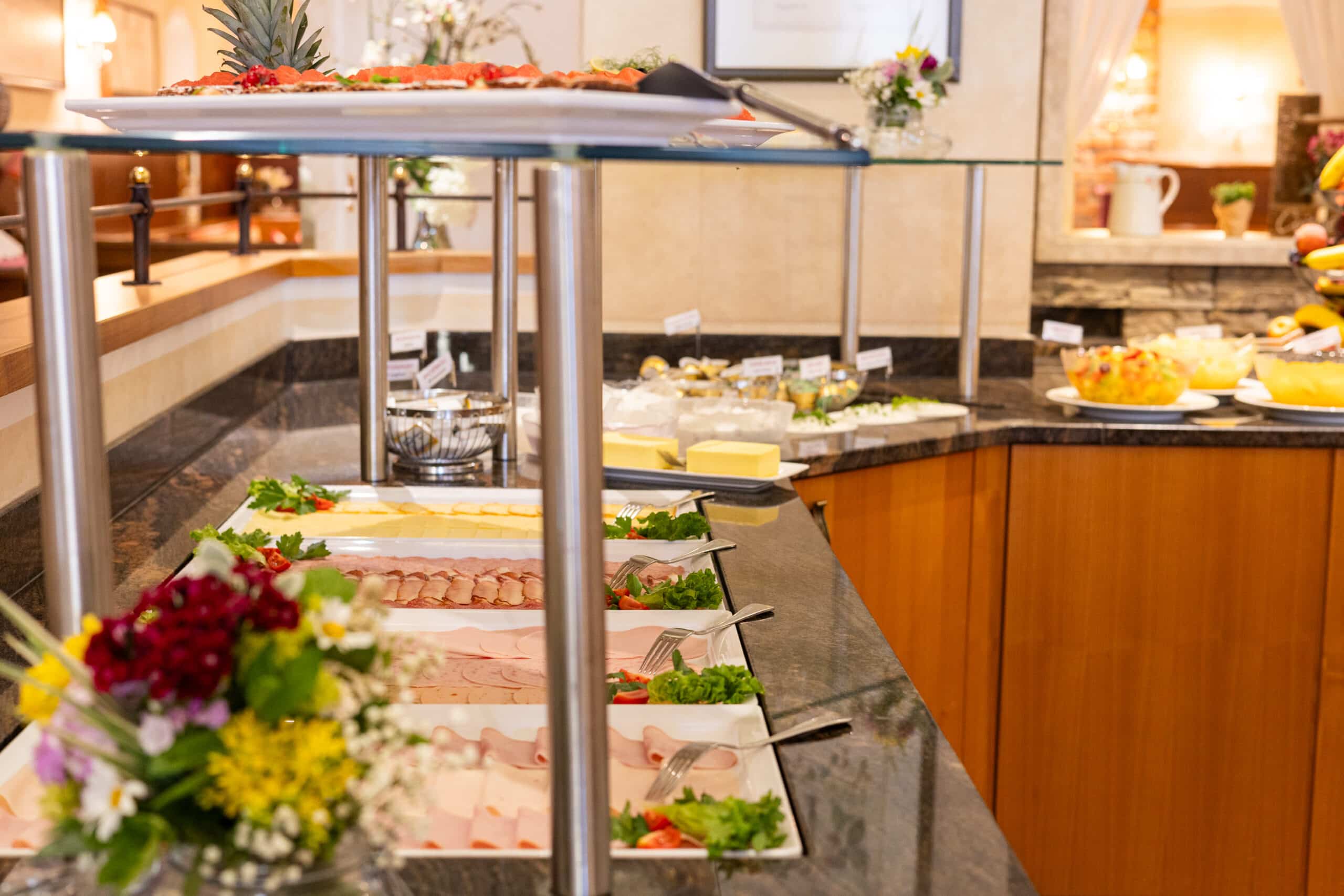 Frühstücksbuffet Bischofsmütze Final-1 Frühstücksbuffet mit regionalen Produkten