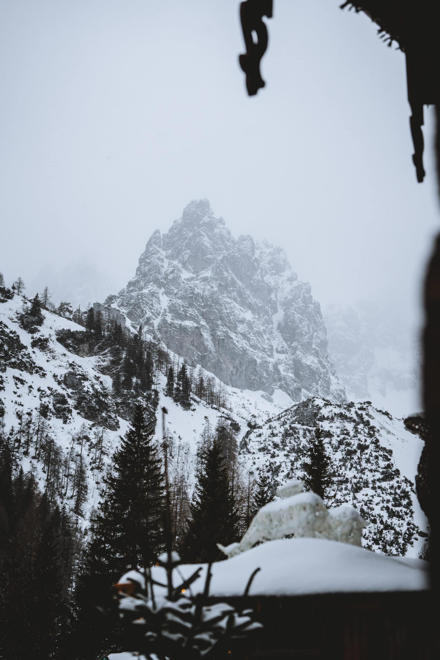 Bergzeit Frischluftkick Verschneiter Berg in Filzmoos / Österreich
