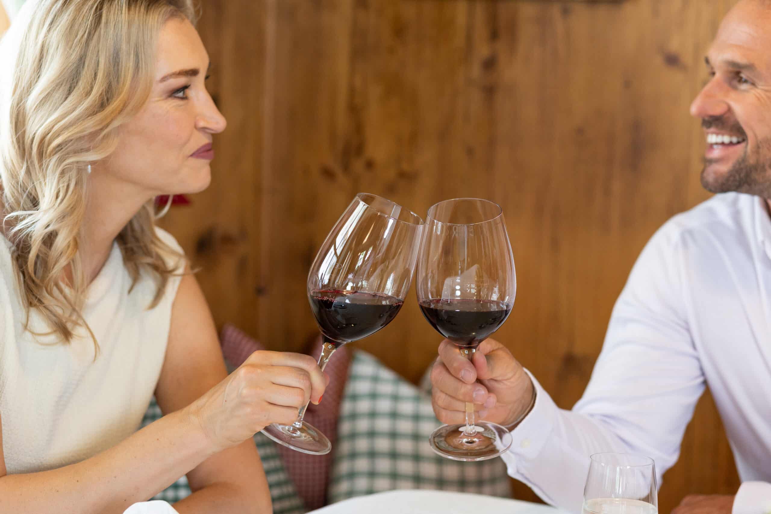 Restaurant Bischofsmütze Final-7 Gäste stoßen mit Wein an