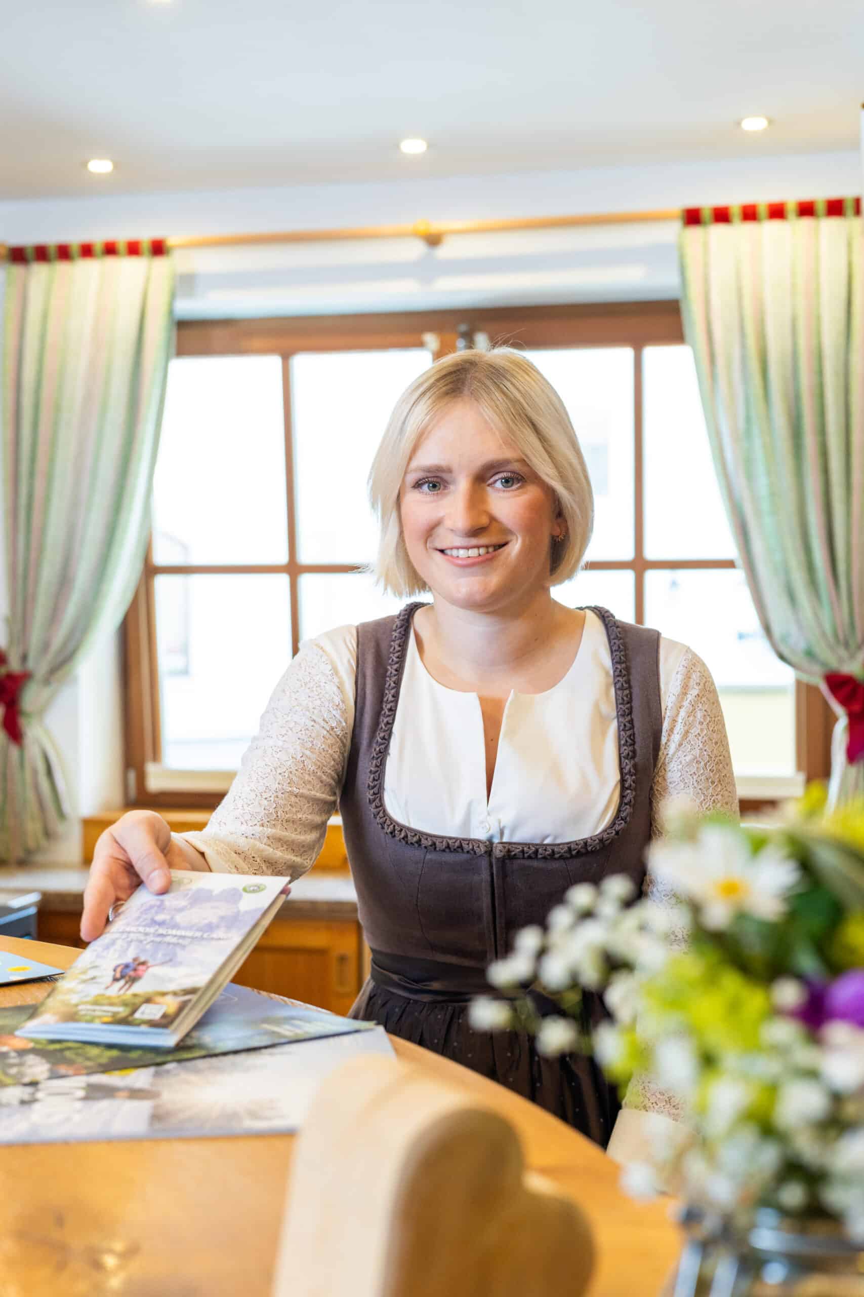 Rezeption Bischofsmütze Final-5 Mitarbeiterin steht hinter der Rezeption