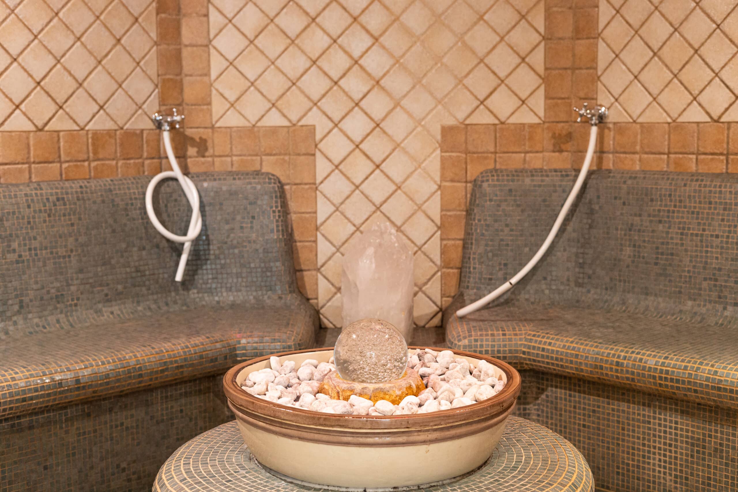 Spa Bischofsmütze Final-5 Entspanne Sie Dampfbad in dem Sie sanften und warmen Dampf einatmen, der die Atemwege öffnet.