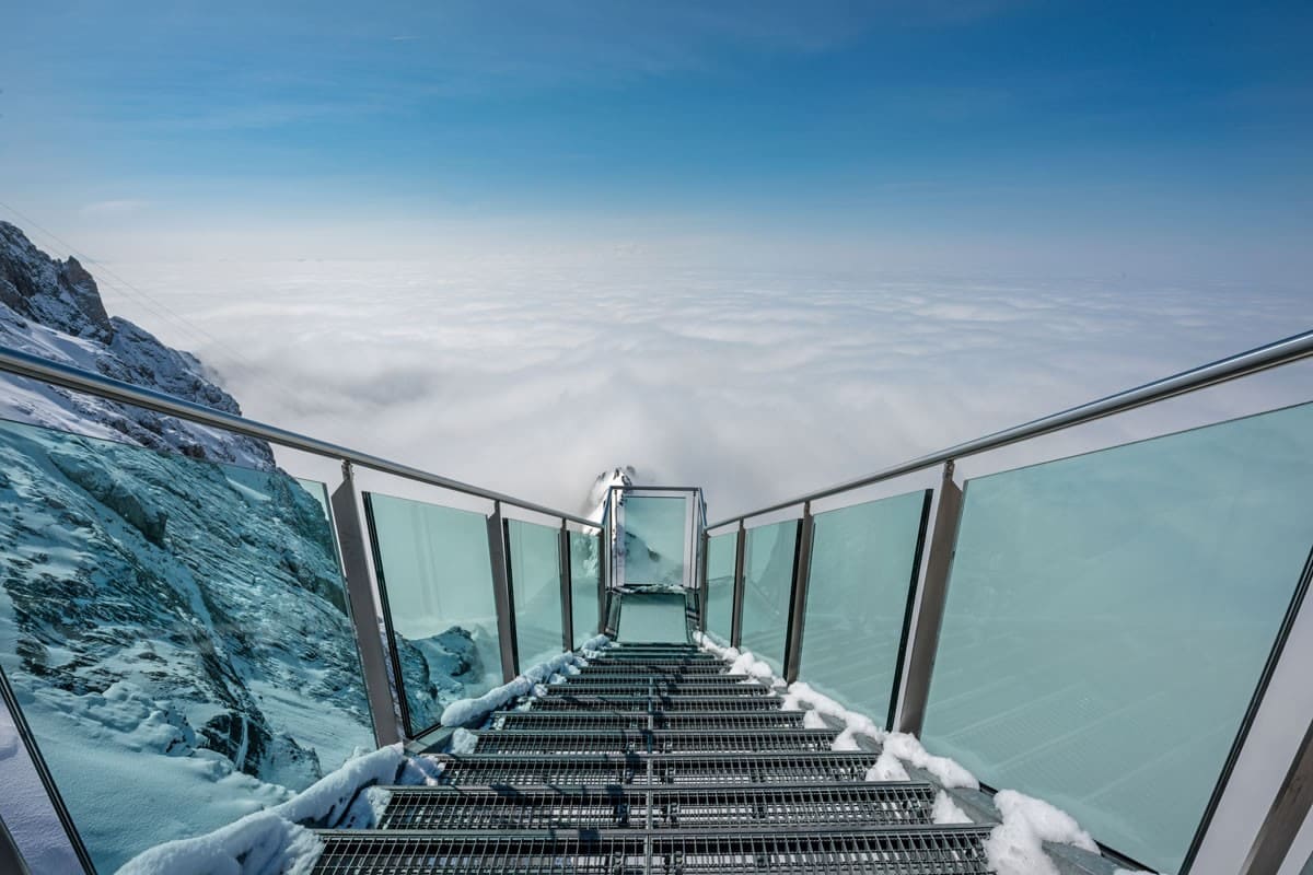Aussichtsplattform Dachstein Skywalk Aussichtsplattform Dachstein Skywalk mit Blick auf die umliegenden Alpen