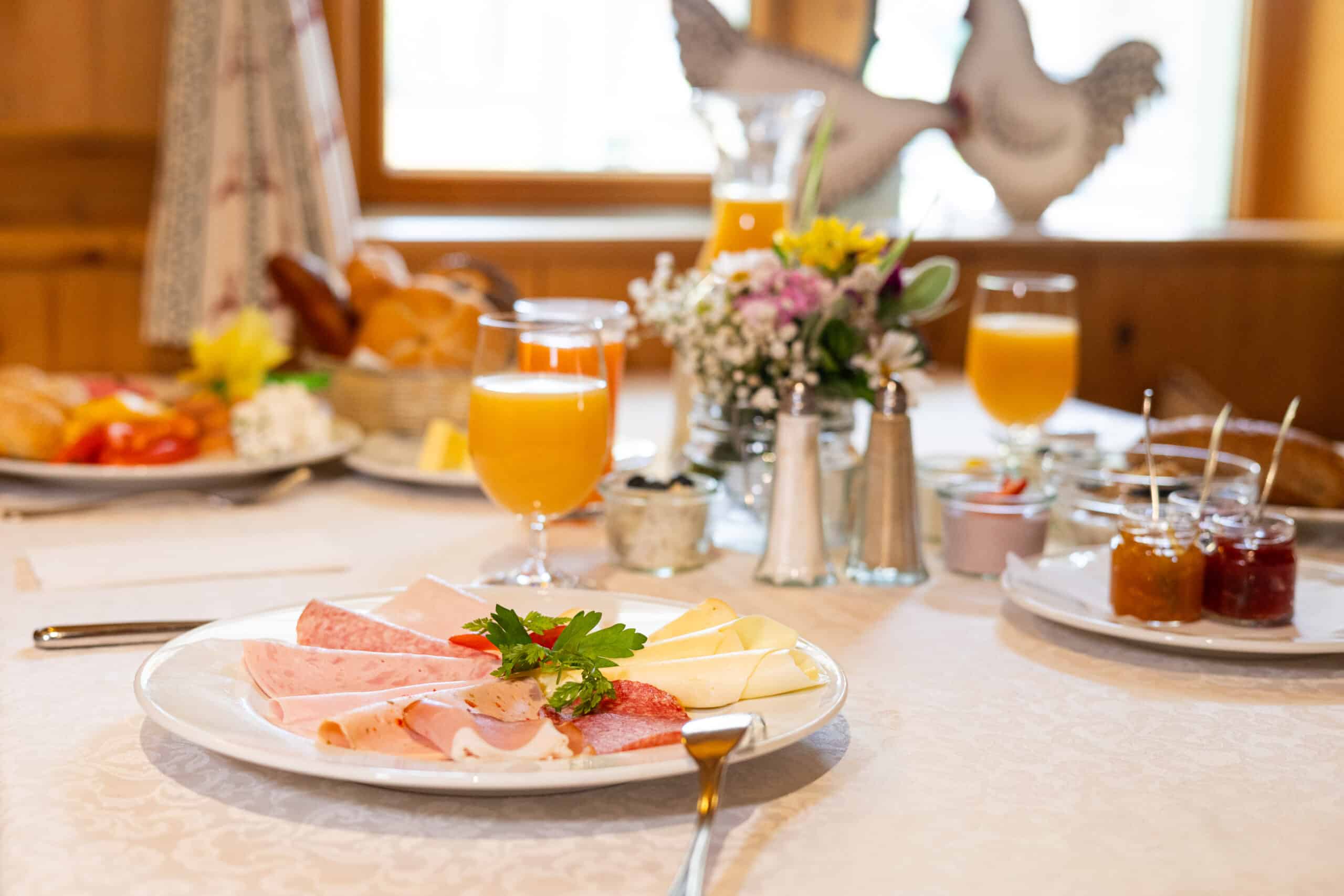 Frühstück im Restaurant Hotel Bischofsmütze Filzmoos Frühstück im Restaurant Hotel Bischofsmütze Filzmoos