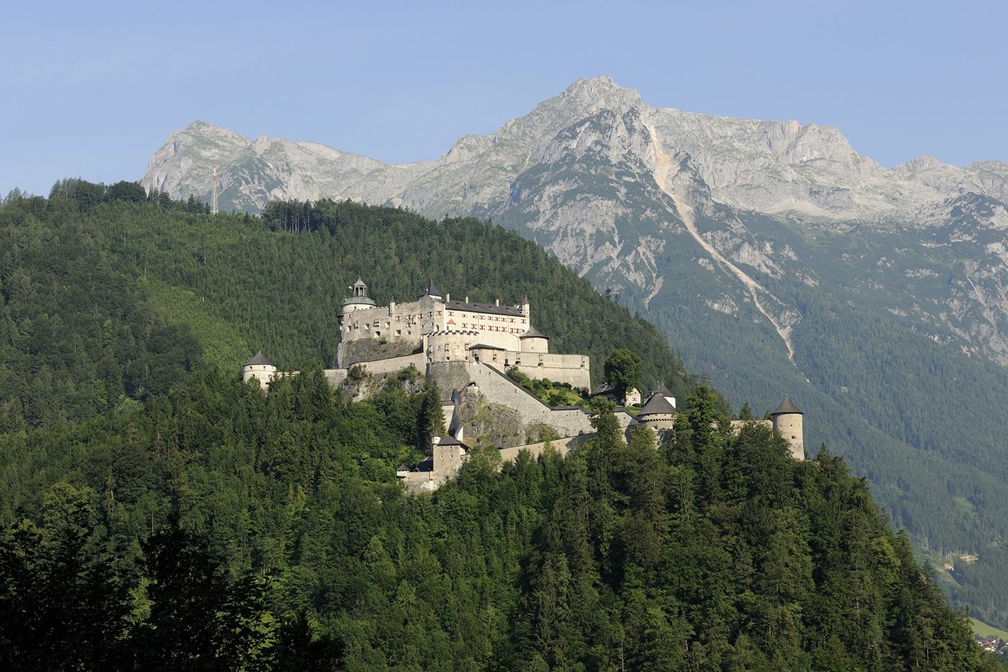 Ansicht Ansicht der Burg Hohenwerfen Ansicht der Burg Hohenwerfen in der Nähe von Filzmoos und dem Hotel Bischofsmütze